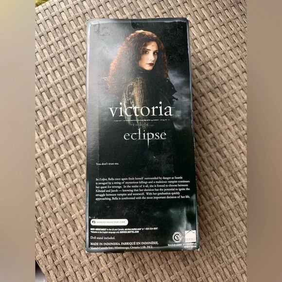 2010 The Twilight Saga Eclipse Victoria Doll Barbie Collectible - Picture 5 of 5